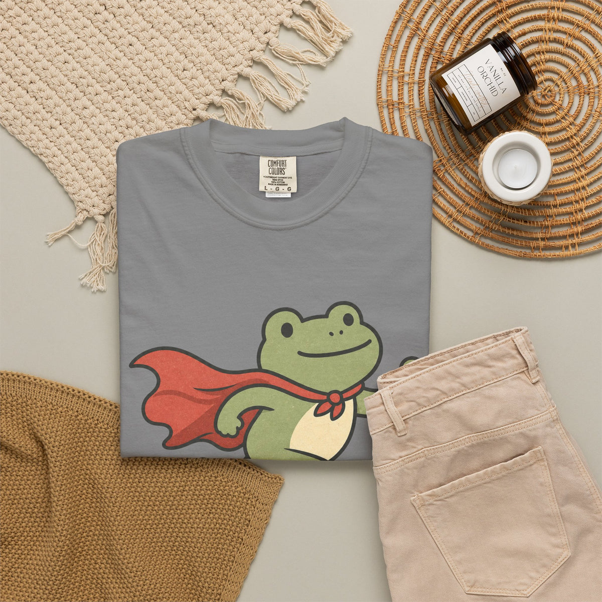 Superhero Frog running illustration T-shirt - Grey - Flat Lay